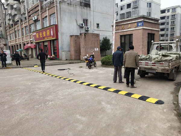 PVC橡塑黄黑减速带