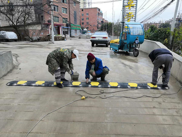 pvc橡塑菱形减速带